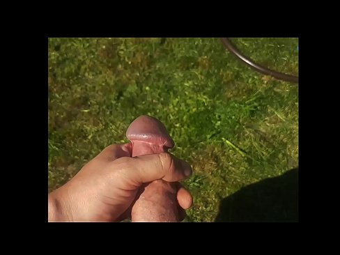 ❤️ Vroča lepotica dobi svojo rožnato pičko, ki jo jebe, in se zraven cmeri s curkom na poletnem vrtu ❤️❌ Fucking video pri nas ❌❤