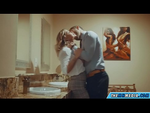 ❤️ Ko vas prsata blondinka zapelje na javnem stranišču ❤️❌ Fucking video pri nas ❌❤
